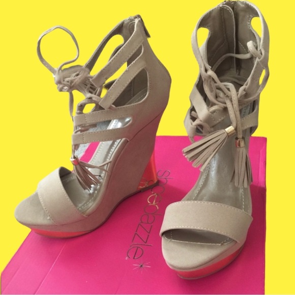 Shoe Dazzle Shoes - Beautiful Wedge Platform w Fringe Details | Beige/Cream | Size 8 | Shoe Dazzle